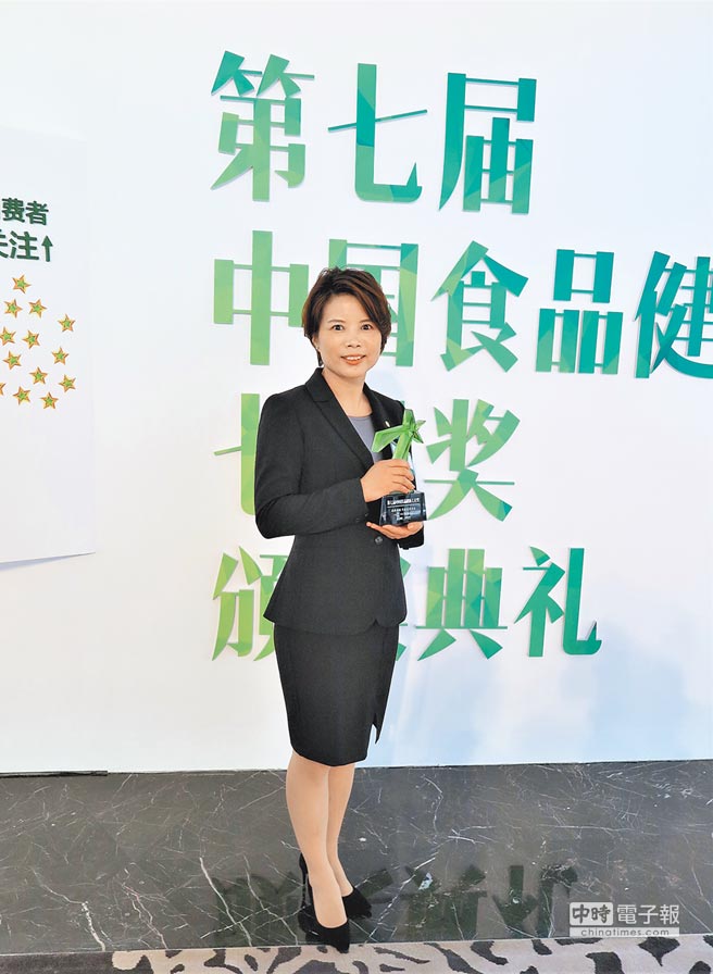 旺旺集团生产研发群总处长曹永梅,21日代表旺旺获颁第七届中国
